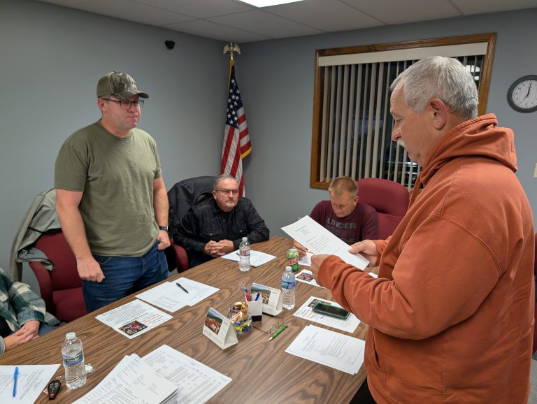 Mayor Jeff Bolenbaugh (right) swears in new Convoy Council member Michael Dirr. (Sam Shriver/CherryRoad Media)